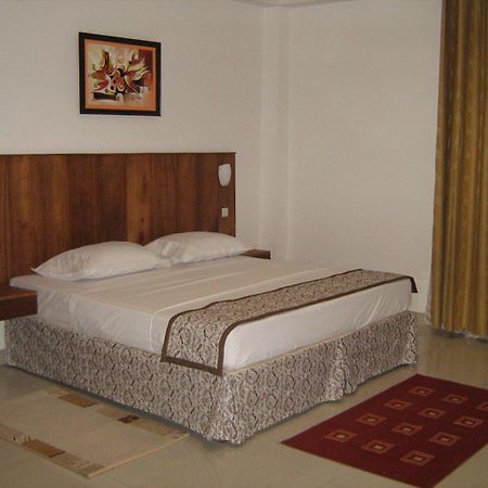Rosalie'S Suites Ломе Екстер'єр фото