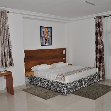 Rosalie'S Suites Ломе Екстер'єр фото