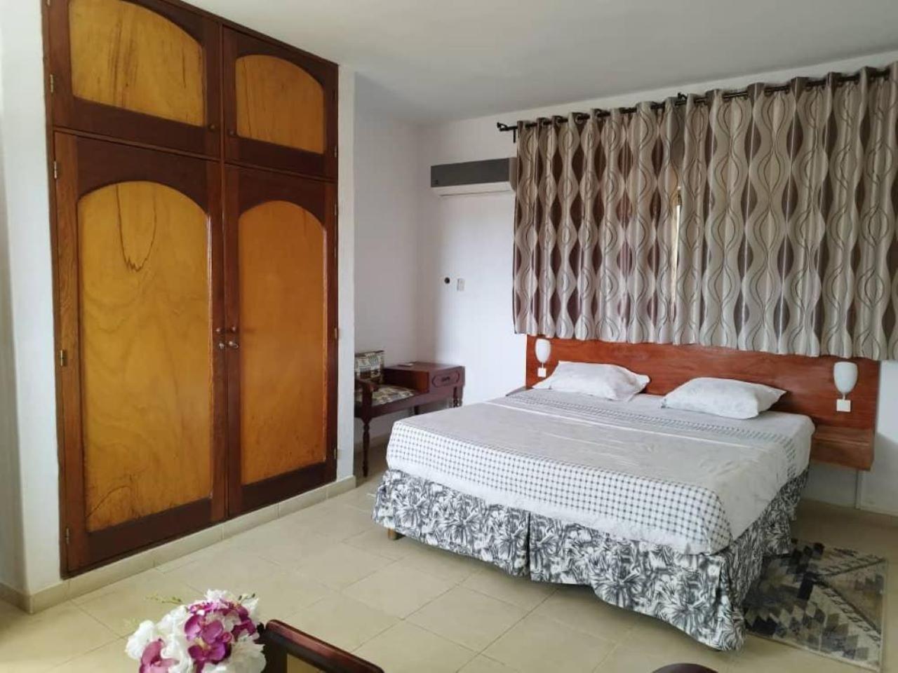 Rosalie'S Suites Ломе Екстер'єр фото