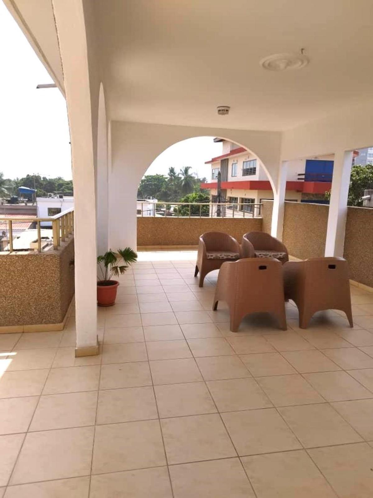 Rosalie'S Suites Ломе Екстер'єр фото
