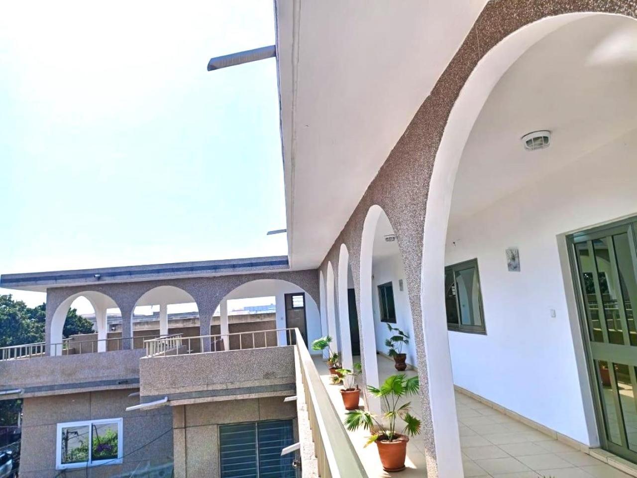 Rosalie'S Suites Ломе Екстер'єр фото