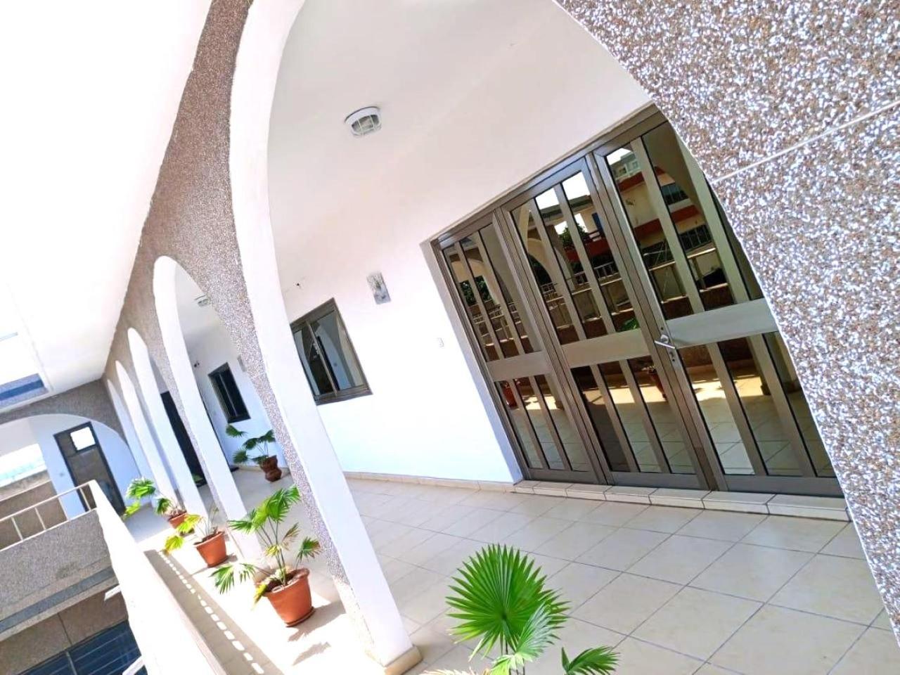 Rosalie'S Suites Ломе Екстер'єр фото